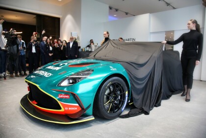 JANÍK MOTORSPORT SE STÁVÁ HRDÝM PARTNEREM ASTON MARTIN RACING