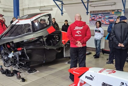 Možná nastupující mladá generace: Exkurze studentů do týmu Janík Motorsport