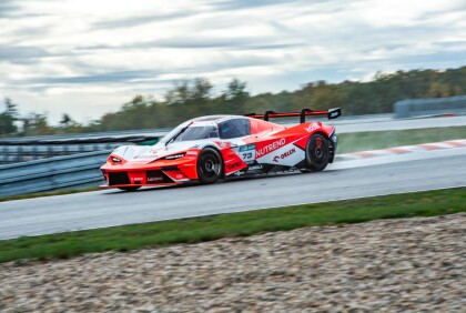 Podzimní testování na Masarykově okruhu – aneb cesta z KTM X-BOW R do GTX